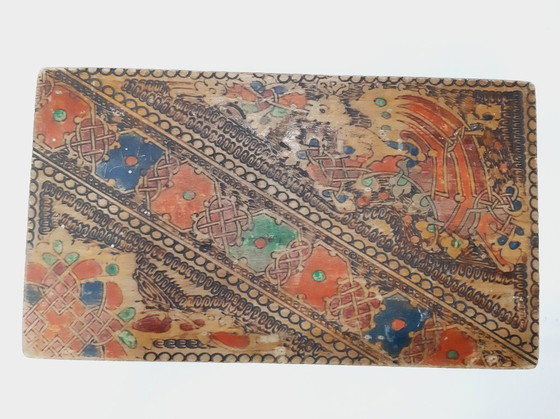 Image 1 of Grande boîte en bois ancienne à pyrogravure