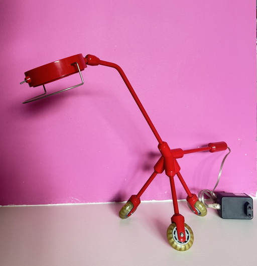 Lampada vintage a forma di cane di Kila Allen, acquistata da Ikea.