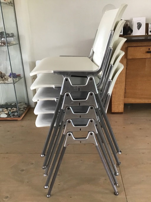 Six chaises Castelli empilables, laquées blanches, présentant quelques éraflures sur la peinture. Le confort d'assise est except