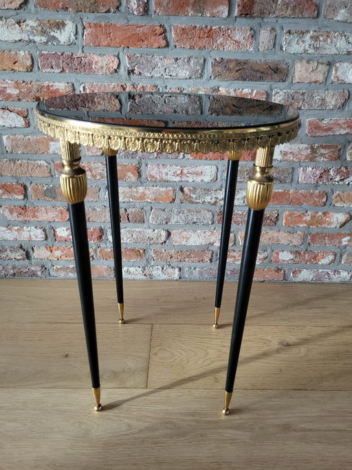 Mesita auxiliar vintage con patas de latón y tablero de cristal negro esmaltado, década de 1960. (photo 2 of 7)