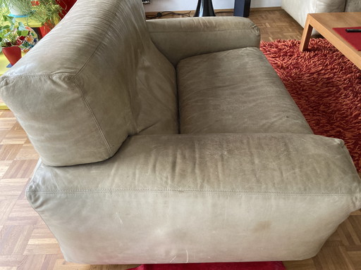 2 andere Sede-banken zijn abzugeben, eins hat einen Riss auf der Sitzfläche