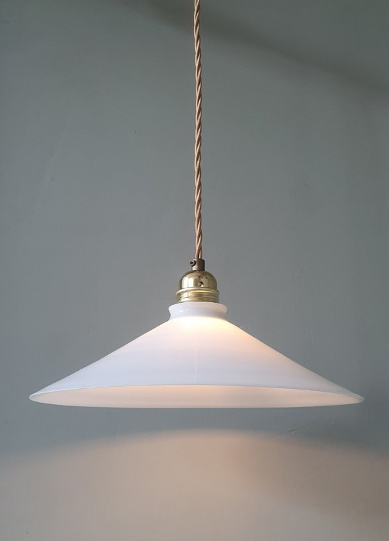 Image 1 of Lampada a sospensione vintage in vetro opalino, stile da banchiere o da calzolaio.