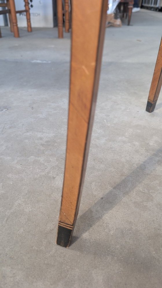 Image 1 of Tavolino di forma tonda, lastronato in noce, avec gambe a sciabola