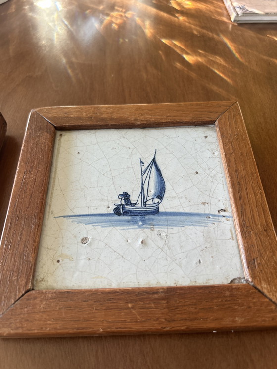 Image 1 of Set van 2 Antieke Delftse Tegels (18e Eeuw) - Visser & Zeilschip - Ingelijst