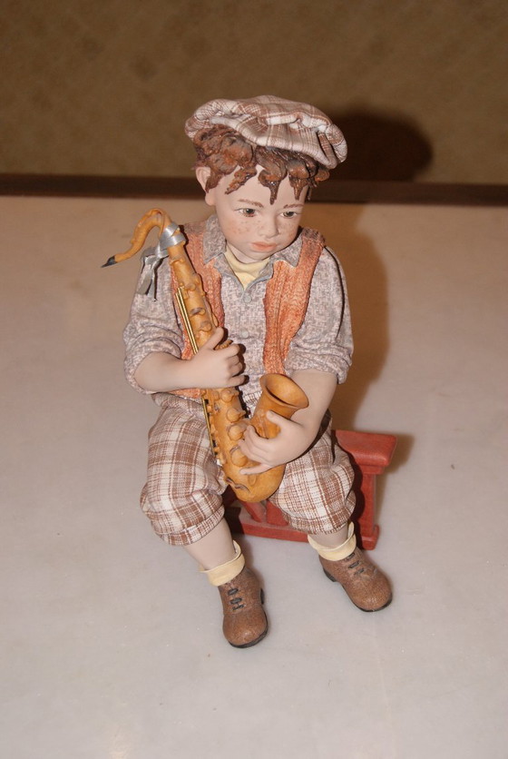 Image 1 of Statuette eines Jungen mit Saxophon in Capodimonte