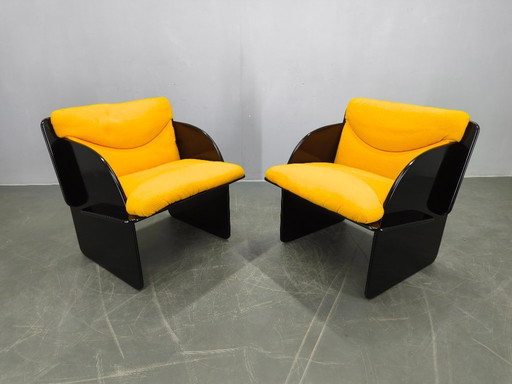 Par de sillones italianos de estilo era espacial, lacados en negro, década de 1970.