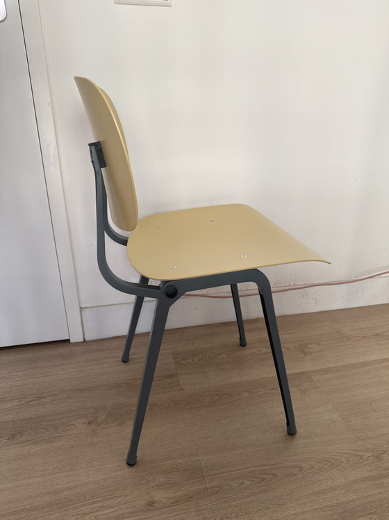 Image 1 of 1 chaise de révolte