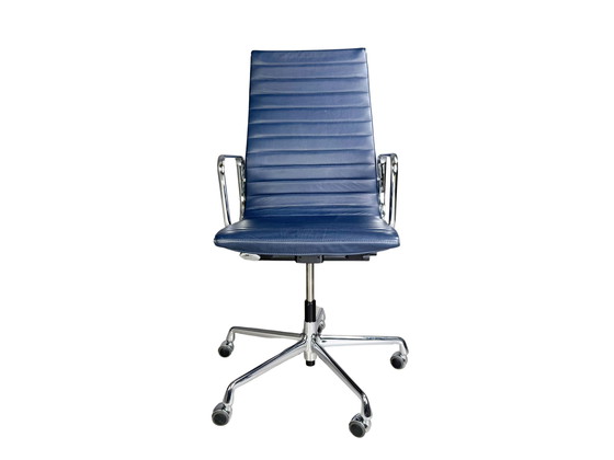 Image 1 of Original Charles Eames Bürostuhl Vitra EA119 Leder Blau Rollen