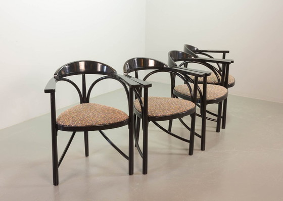 Juego de 4 sillas de comedor triangulares Thonet de diseño de mediados de siglo (modelo 87) lacadas en negro (photo 3 of 24)