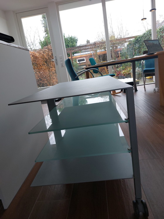 Image 1 of Table d'appoint en métal sur roulettes