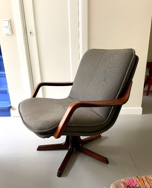 Berg Furniture swivel chair