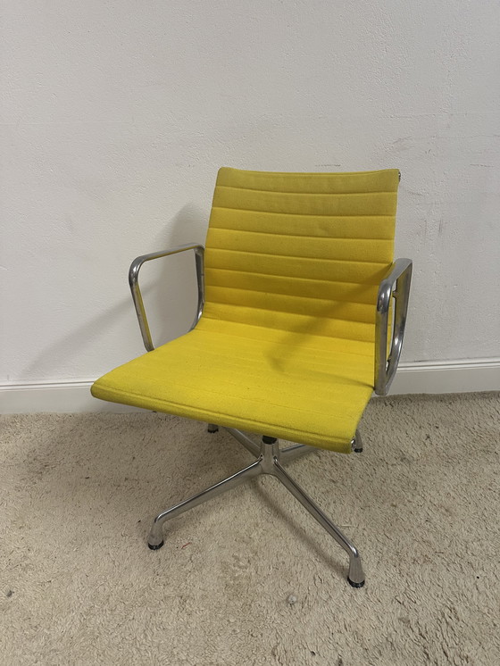 Image 1 of Silla de aluminio Vitra EA 107 amarilla