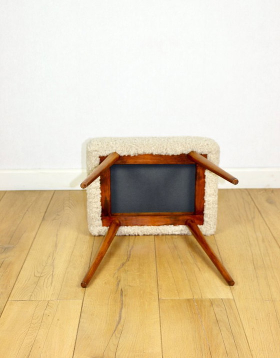 Image 1 of Taburete alto con asiento de bouclé beige y patas redondas de haya de los años 70.