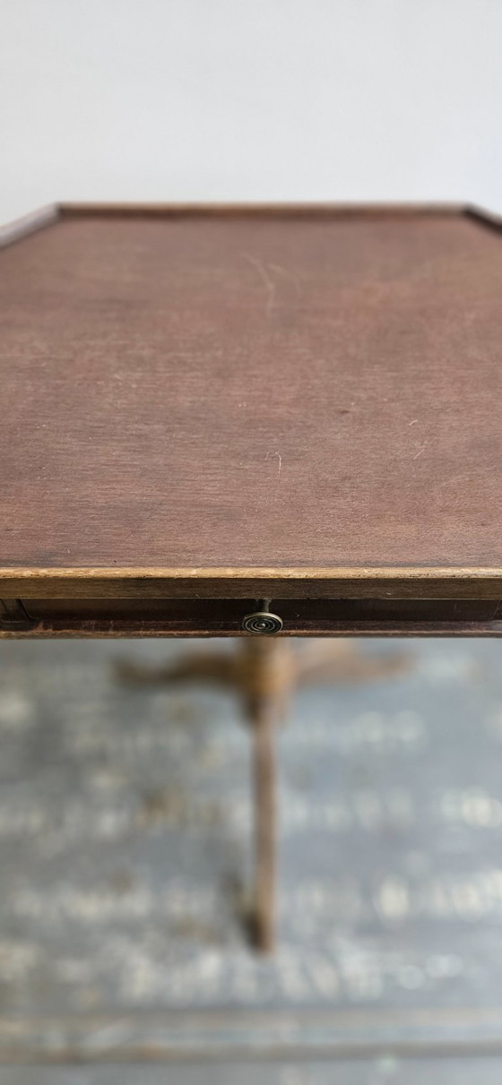 Image 1 of Klassiek houten bijzettafeltje met lade