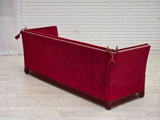 Image 1 of Canapé danois 3 places à accoudoirs rabattables « espagnol » des années 1970, revêtement en velours rouge.