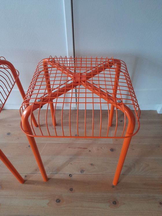 Image 1 of Ein Paar orangefarbene Vasteron-Drahtgitterhocker von Ikea
