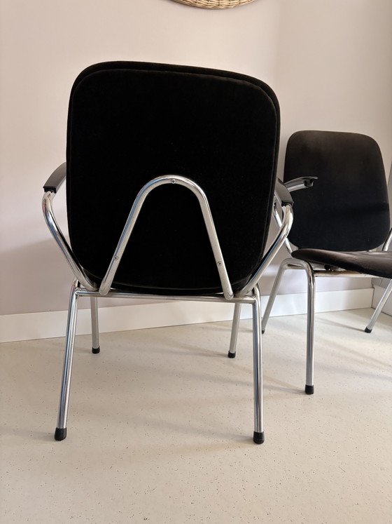 Image 1 of Set di 2 poltrone vintage cromate con rivestimento in velluto nero.