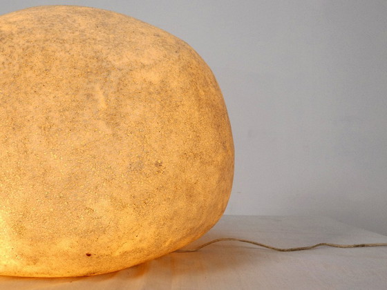 Lampada 'Dora' roccia lunare di André Cazenave - Atelier A, Lampade da tavolo, Poliestere, Beige (foto 2 di 15)