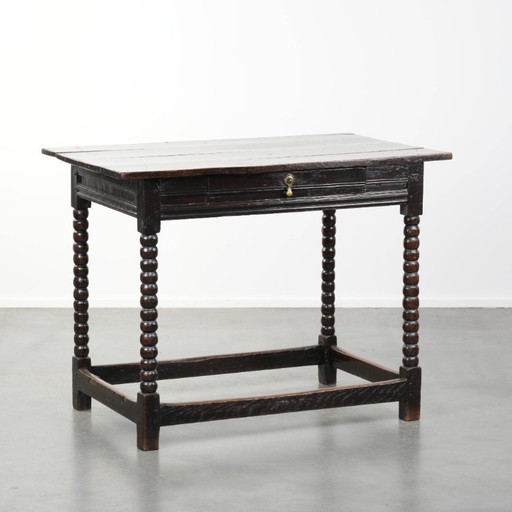 Uniek mooie antieke Engelse side table van eikenhout uit de 18e eeuw met een lade en mooie bobbin gedraaide poten