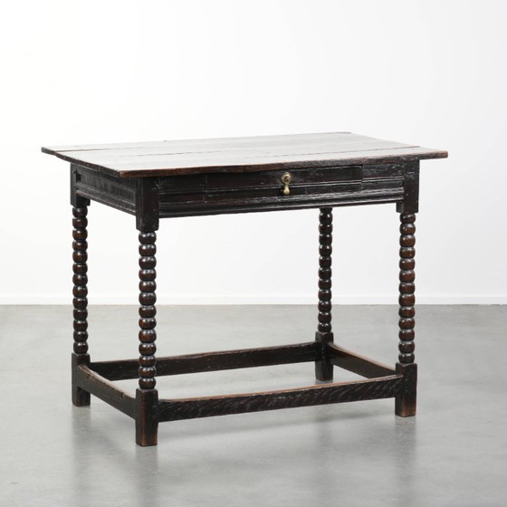Image 1 of Uniek mooie antieke Engelse side table van eikenhout uit de 18e eeuw met een lade en mooie bobbin gedraaide poten