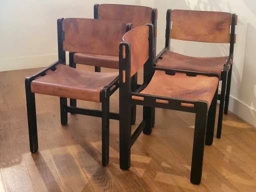 Set of four Brutalist chairs in black beech wood and saddle leather, Netherlands 1970 – eetkamerstoelen