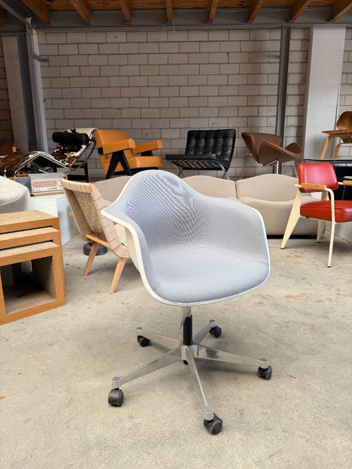 Vitra Eames RE PACC office chair