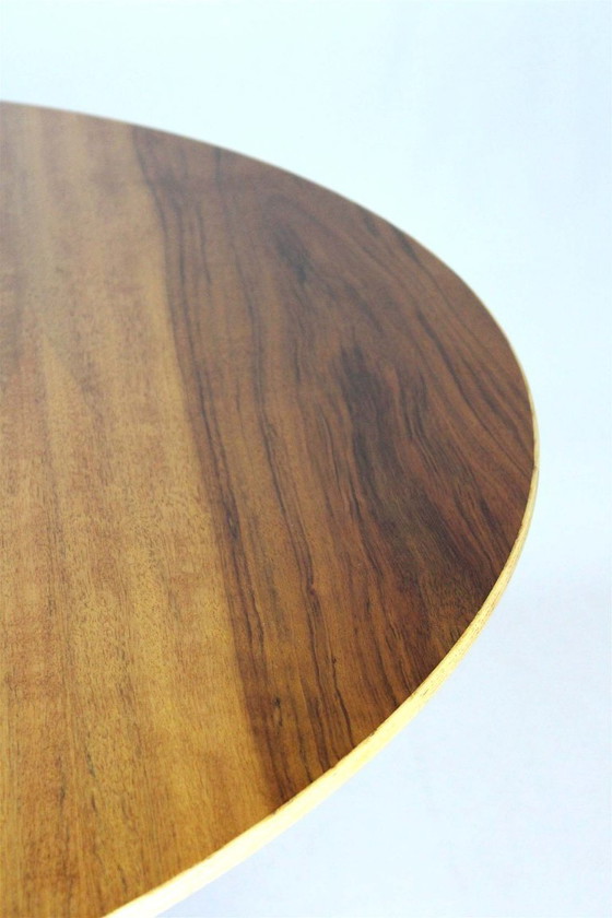 Image 1 of Table de salle à manger ronde tulipe en noyer, style moderne du milieu du siècle, restaurée par Drevotvar, années 1960