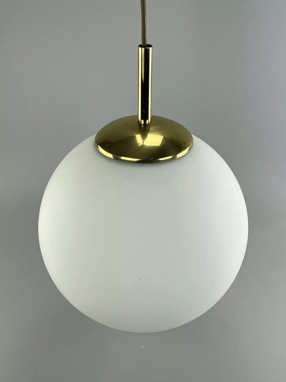 Image 1 of Lampada da soffitto anni '60 e '70, lampada a sfera, ottone opalino, vetro, design spaziale