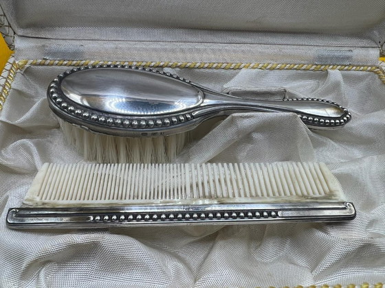 Image 1 of Ensemble ancien de brosse à cheveux et de peigne avec son emballage d'origine, vers 1950.