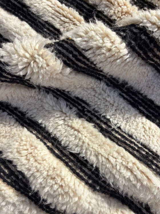 Image 1 of Tapis berbère marocain en laine noire et blanche 115 x 165 cm