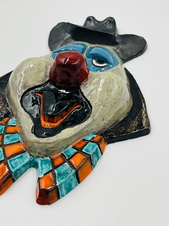 Image 1 of Große, an der Wand befestigte Clownmaske aus glasierter Terrakotta