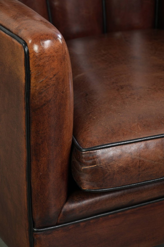 Fauteuil confortable en peau de mouton au design unique, orné d'un passepoil noir. – Leather (photo 10 of 15)