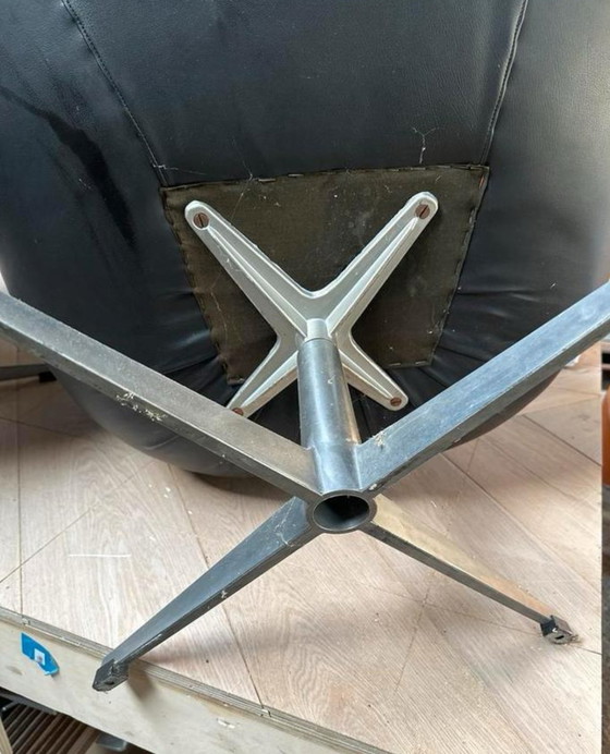 Image 1 of Twee jaar 60 kuipstoelen