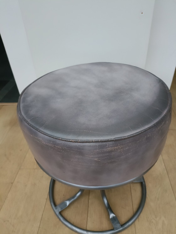 Image 1 of pouf en cuir gris