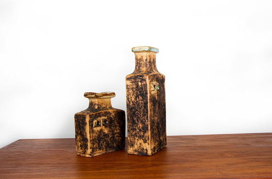 Image 1 of Paar Zweedse aardewerk vazen in Brutalistische stijl met geëmailleerde halzen door Curt Magnus-Addin 1960.