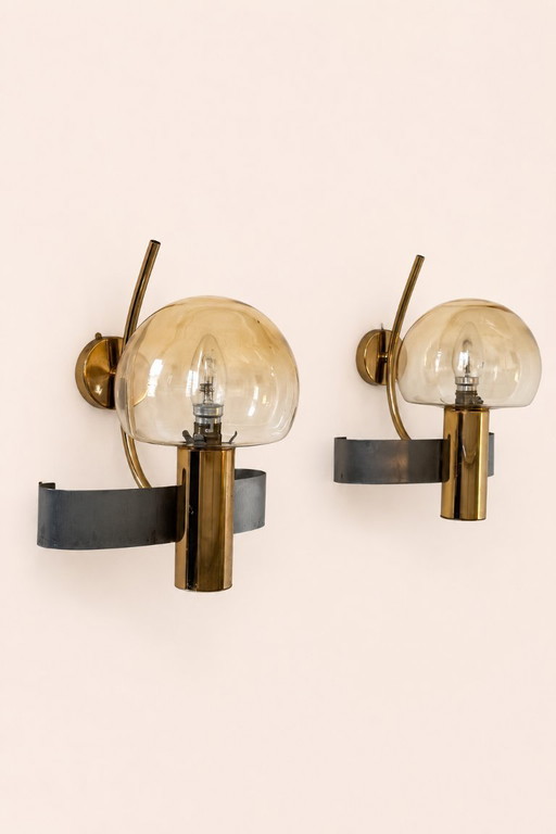 Een paar vintage wandlampen van geborsteld metaal, messing en rookglas, Frankrijk.