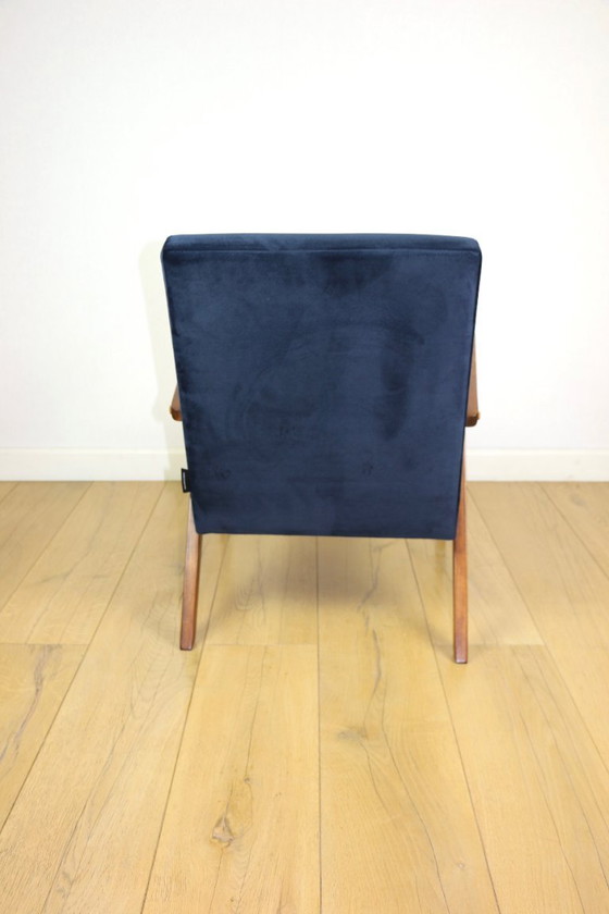 Image 1 of Fauteuil classique Var B-310, velours bleu marine vintage années 1960, bois foncé - 2 exemplaires disponibles