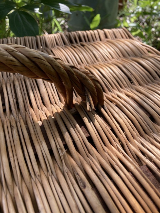 Image 1 of Cesta de mimbre antigua con cierre y asa.