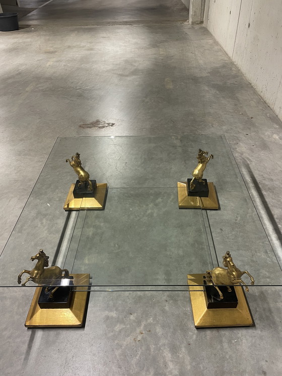 Image 1 of Vintage salontafel met bronzen paarden op stenen pilaren 