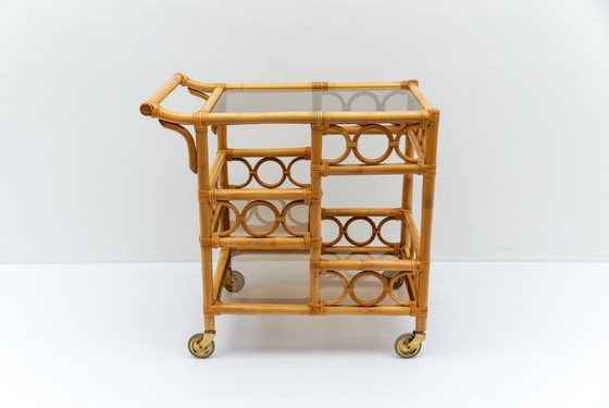 Image 1 of Carrito de servicio de bambú y vidrio ahumado con portabotellas, Italia, años 50