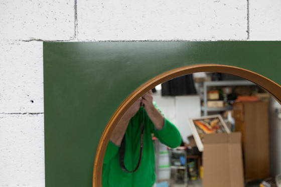 Image 1 of Espejo de pared redondo inusual, 60 cm, borde de teca sobre un tablero rectangular verde, años 60