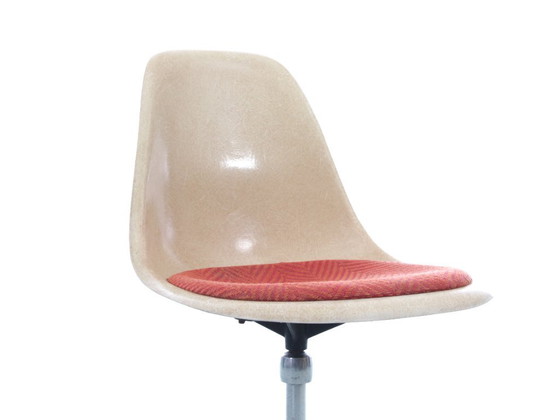 Image 1 of Suite aus 4 drehbaren Space Age-Stühlen. Bezug aus dem Original. Charles Eames - Herman Miller