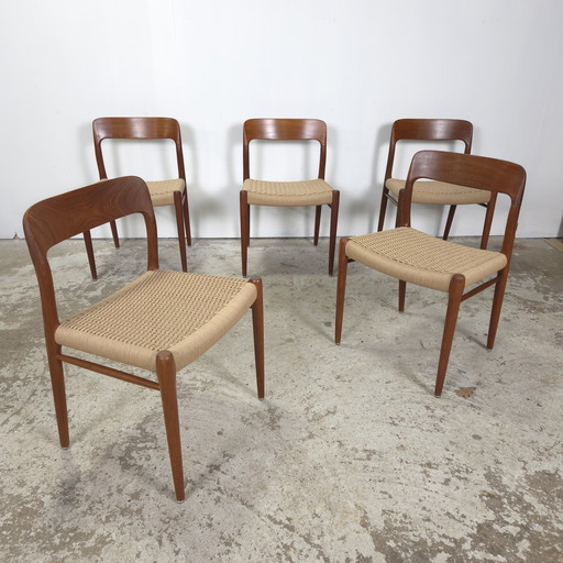 Lot de 5 chaises de salle à manger Niels Møller modèle 75 en teck, neuves, en corde de papier.