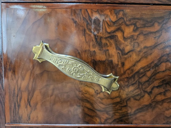Image 1 of Commode Art Déco des années 1940 en loupe de noyer avec plateau en verre noir