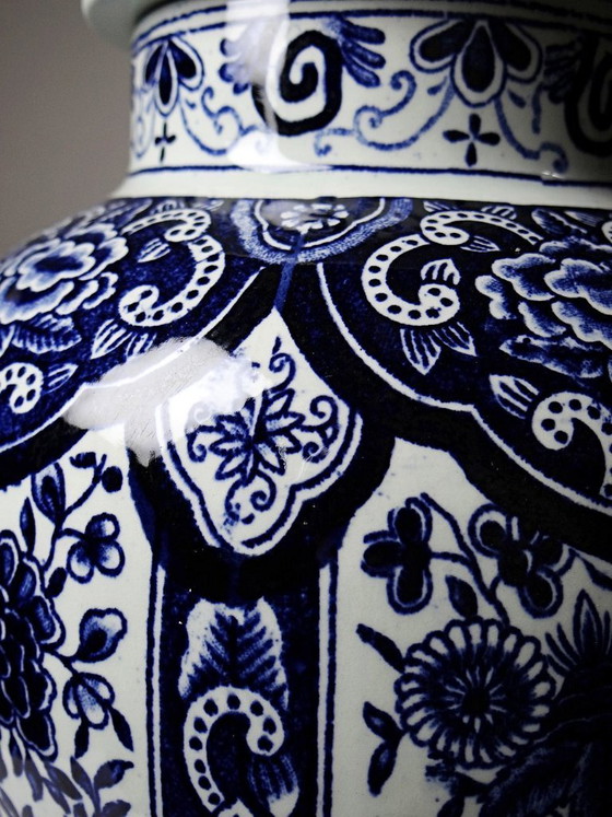 Image 1 of Grote Boch Holland Royal Sphinx aardewerken pot met deksel en Delftsblauwe decoratie.