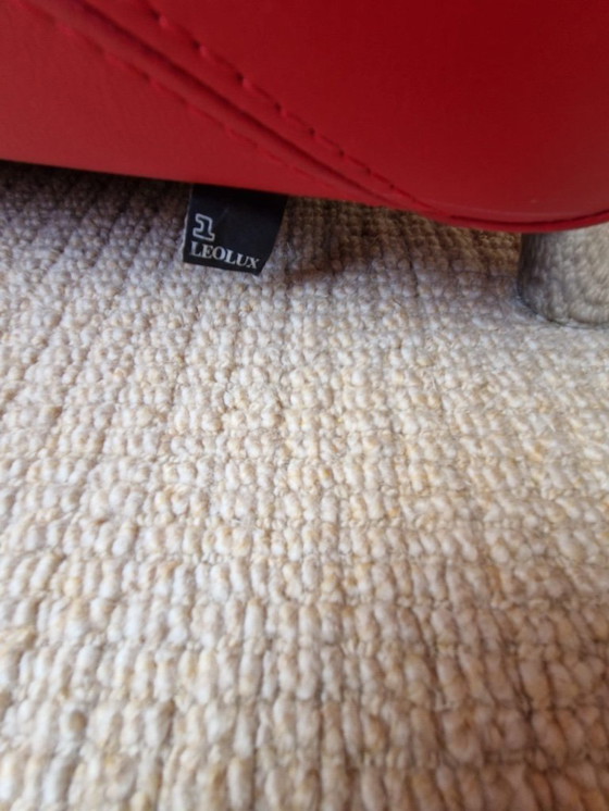 Image 1 of Dos sillones de diseño Leolux: comodidad y carácter en cuero rojo