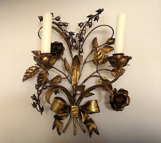 Image 1 of Par de candelabros dobles de pared chapados en oro con rosas, de Hans Kögl, década de 1960.