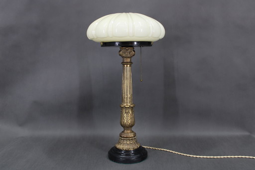 Restaurierte Messing-Tischlampe aus den 1940er Jahren mit Holzsockel und Glasschirm