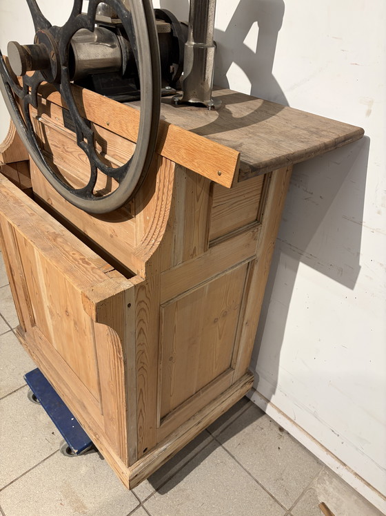 Image 1 of Raro macinacaffè di grandi dimensioni con grande ruota in ferro e base in pino; i cassetti sono di epoca successiva.