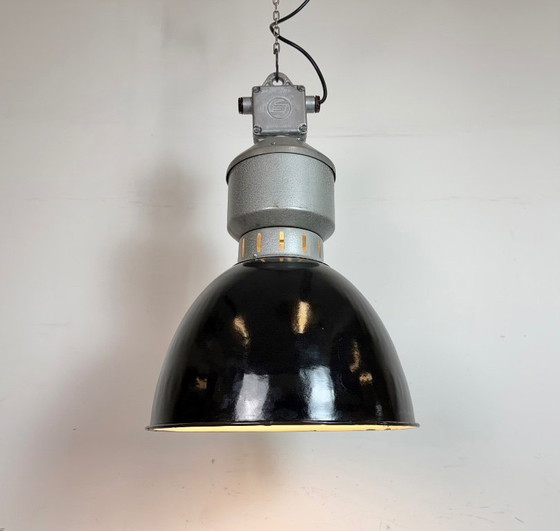 Image 1 of Lampe industrielle en émail noir d'usine, fabriquée par Elektrosvit dans les années 1960.